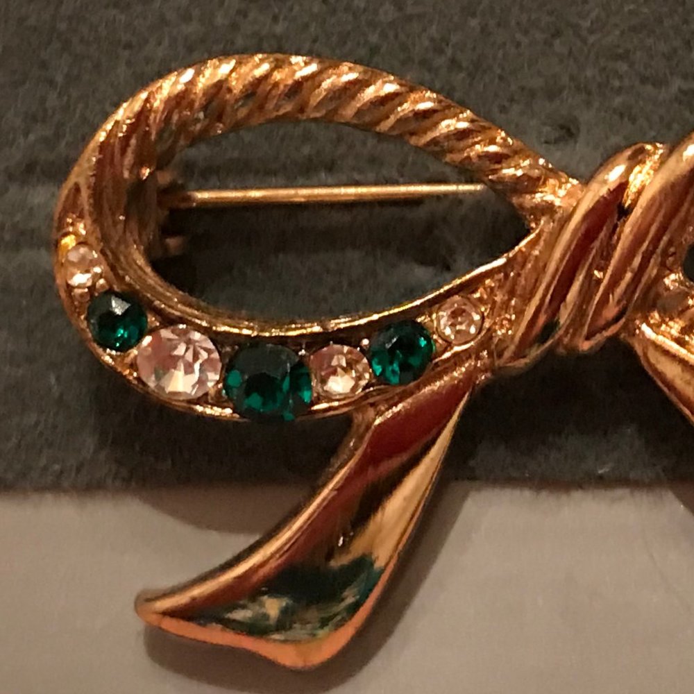 VTG 1928 Gold Bow Pin with Green + Clear Stones - Picture 4 of 4